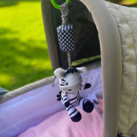 VeraKit Игрушка развивающая подвеска зебра в коляску с колокольчиком погремушкой для младенцев 0+